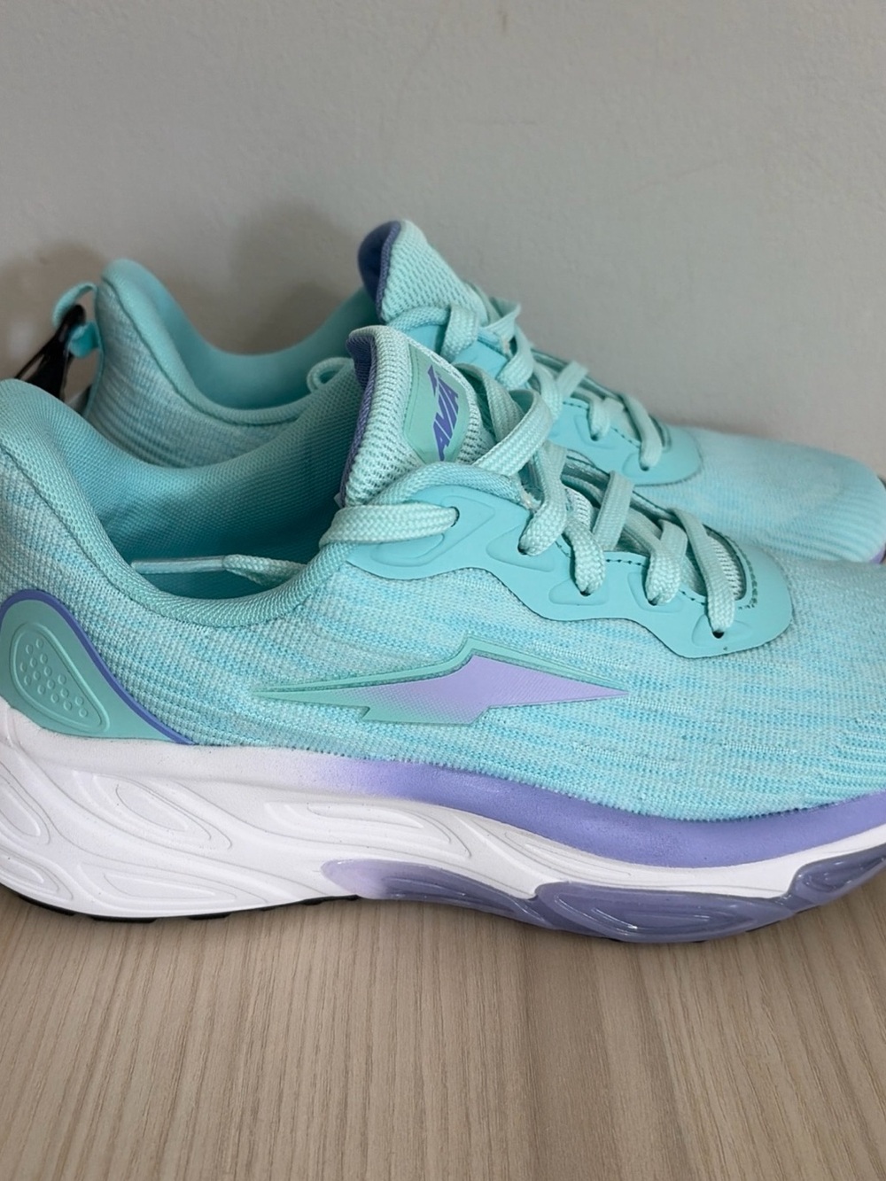 Avia New!Light Gel Teal Women's Athletic Sneakers with Lavender Accents size 8
